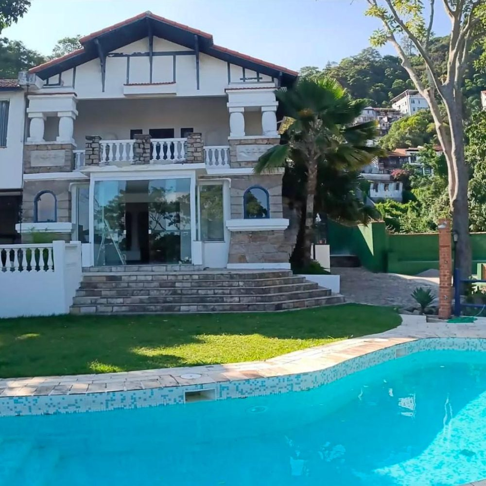 Mergulho na piscina no casamento
